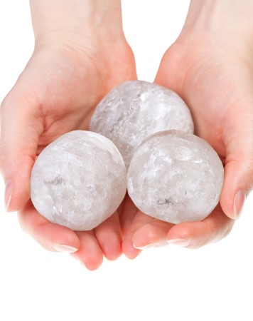 Massage à la balle de sel de l’Himalaya