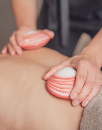 Massage aux coquillages chauffés